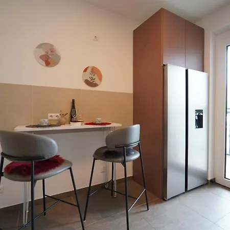 Keda Royale Center Charm *